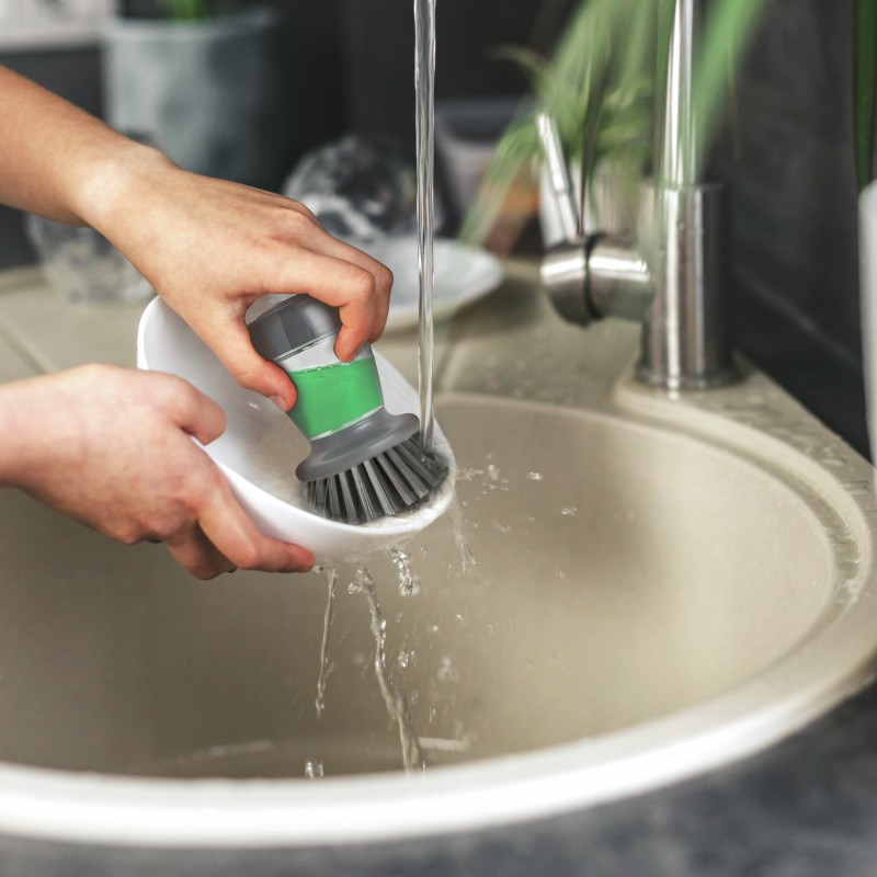 BROSSE VAISSELLE AVEC RESERVOIR ET SUPPORT PURA BRUNNER