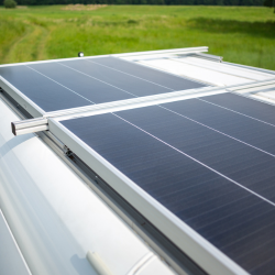 Comment choisir votre panneau solaire pour camping-car ?
