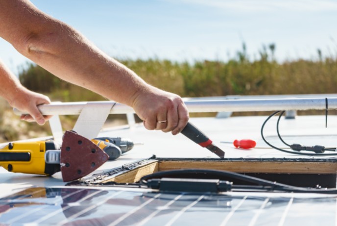 Pose d'un lanterneau dans un fourgon : étapes et astuces 