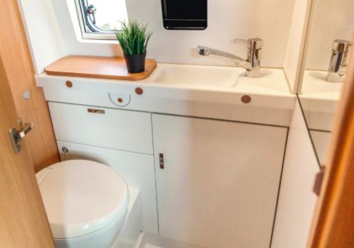 Gérer l'eau en camping-car : conseils et astuces d'économie