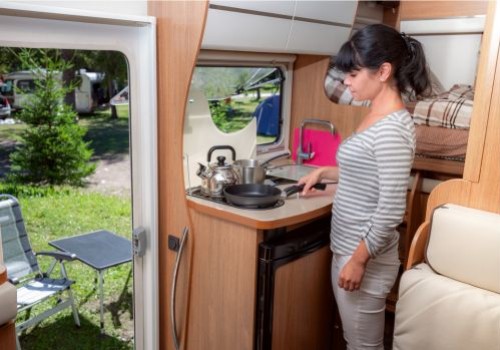Créer un espace repas convivial devant son camping-car