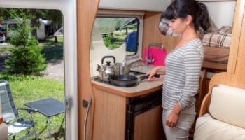 Créer un espace repas convivial devant son camping-car